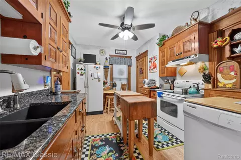 Kitchen - 332 Broadway, Springfield, MI 48350 photo 3 of 3