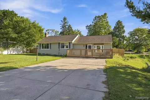 901 Glaspie Rd, Oxford, MI 48371