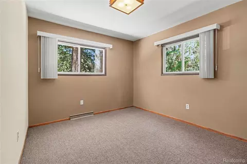 Bedroom - 3416 E Pineview Dr, Scio, MI 48130 photo 2 of 3