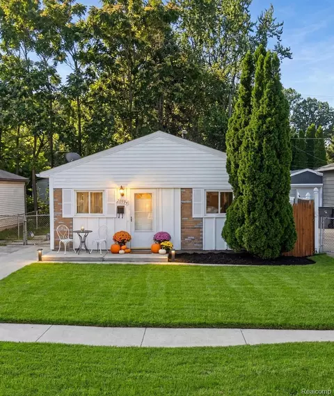20804 Woodward St, Clinton Township, MI 48035