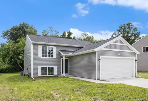 5528 Lahring Rd, Fenton, MI 48451