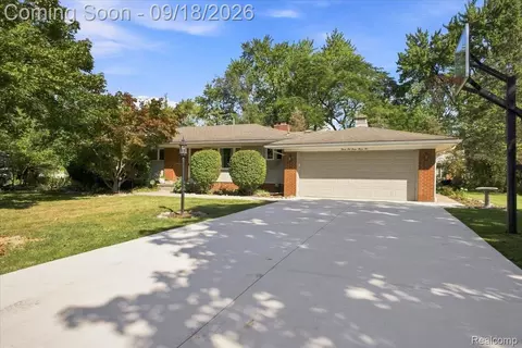32332 Baintree Rd, Farmington Hills, MI 48334