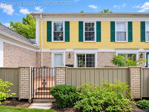 1476 Saddle Ln, Rochester Hills, MI 48306