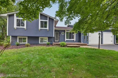 217 Davis Lake Dr, Oxford, MI 48371