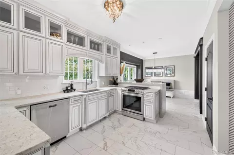Kitchen - 15710 Meadows Dr, Riverview, MI 48193 photo 2 of 7