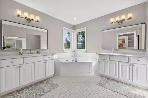 Bath - 15710 Meadows Dr, Riverview, MI 48193 photo 2 of 6