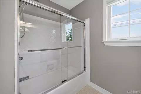 Bath - 15710 Meadows Dr, Riverview, MI 48193 photo 4 of 6
