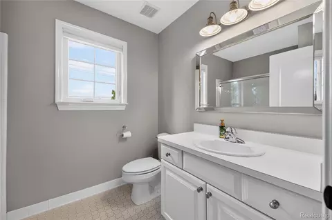 Bath - 15710 Meadows Dr, Riverview, MI 48193 photo 3 of 6