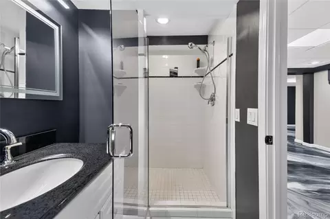 Bath - 15710 Meadows Dr, Riverview, MI 48193 photo 5 of 6