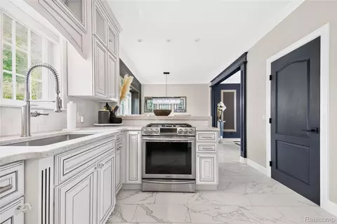 Kitchen - 15710 Meadows Dr, Riverview, MI 48193 photo 3 of 7