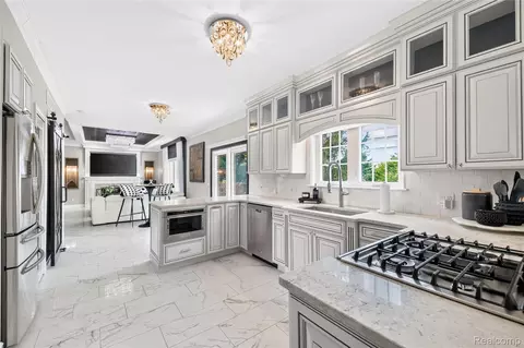 Kitchen - 15710 Meadows Dr, Riverview, MI 48193 photo 4 of 7