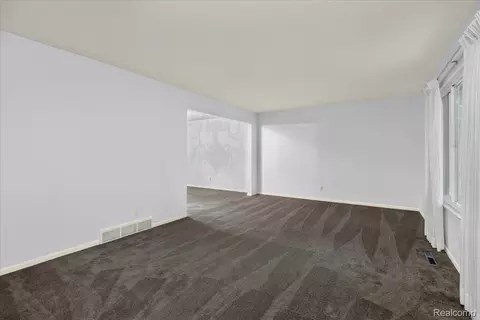 Living - 2249 Belle Meade Dr, Davison, MI 48423 photo 4 of 6