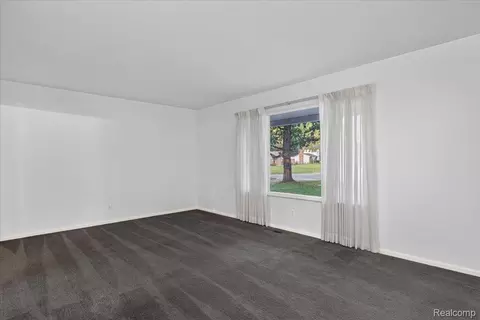 Living - 2249 Belle Meade Dr, Davison, MI 48423 photo 3 of 6