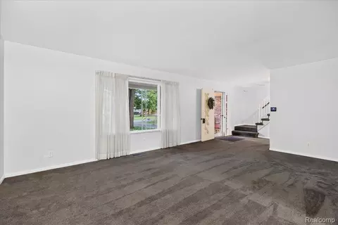 Living - 2249 Belle Meade Dr, Davison, MI 48423 photo 2 of 6