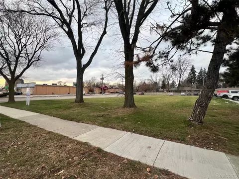 21650 W 11 Mile Rd, Southfield, MI 48076