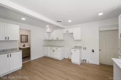 Entry Way - 7285 Prospect Ave, Warren, MI 48091 photo 2 of 8