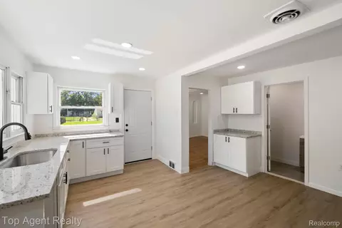 Entry Way - 7285 Prospect Ave, Warren, MI 48091 photo 3 of 8