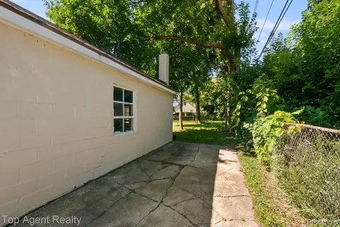 Exterior - 7285 Prospect Ave, Warren, MI 48091 photo 7 of 9