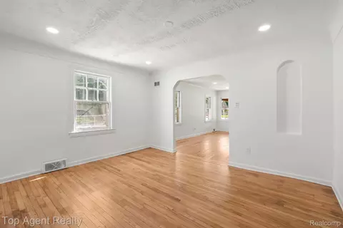Living - 7285 Prospect Ave, Warren, MI 48091 photo 2 of 6