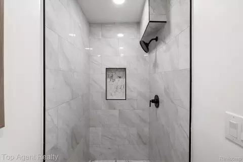 Bath - 7285 Prospect Ave, Warren, MI 48091 photo 2 of 4