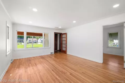 Living - 7285 Prospect Ave, Warren, MI 48091 photo 4 of 6