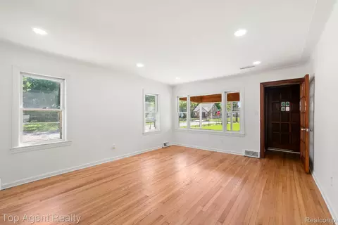 Living - 7285 Prospect Ave, Warren, MI 48091 photo 5 of 6