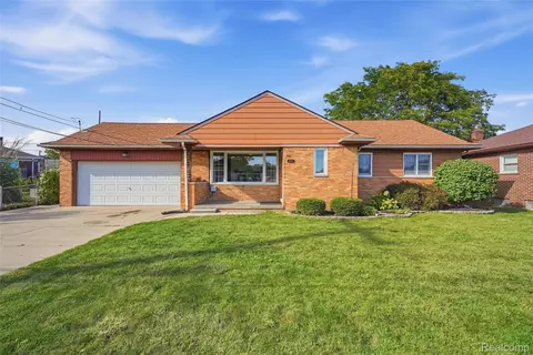 22501 E 11 Mile Rd, Saint Clair Shores, MI 48081
