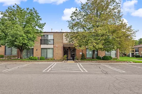 18327 University Park Dr, Livonia, MI 48152
