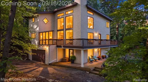 5405 Possum Ln, Orchard Lake Village, MI 48324