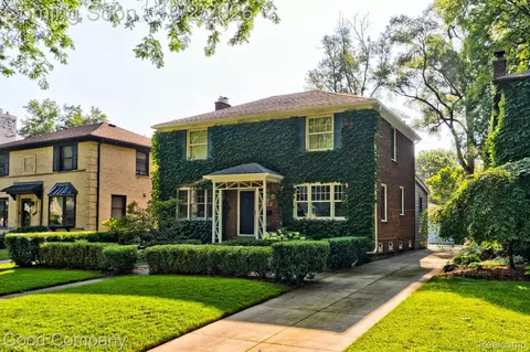 25844 Salem Rd, Huntington Woods, MI 48070