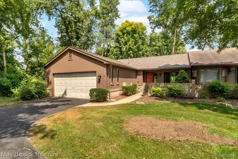 1032 Oak Pointe Dr, Waterford, MI 48327