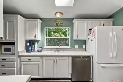 Kitchen - 28034 Charlemagne, Romulus, MI 48174 photo 3 of 4