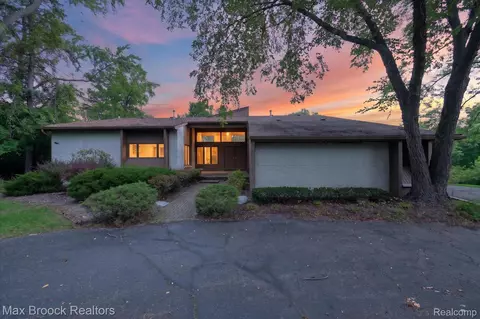 4532 Walnut Lake Rd, Bloomfield Hills, MI 48301