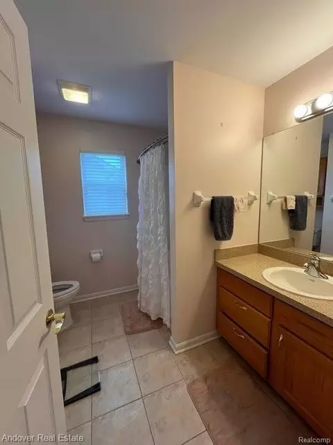 Bath - 6294 Princess Ct, Flint, MI 48433 photo 2 of 2