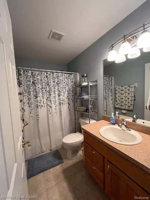 Bath - 6294 Princess Ct, Flint, MI 48433 photo 1 of 2