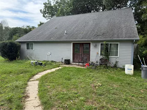 9531 Portage Trl, White Lake, MI 48386