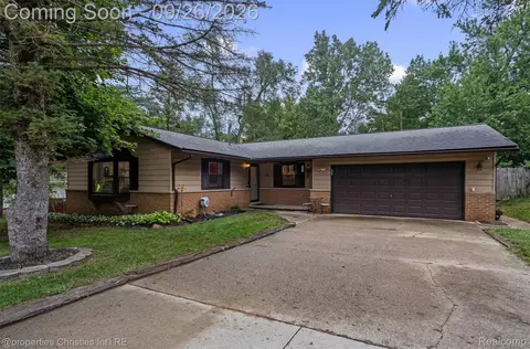 225 S Williams Lake Rd, Waterford, MI 48327