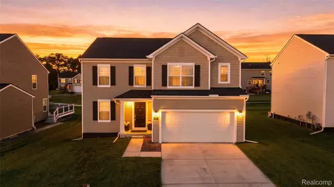 249 Saddleback Ct, White Lake, MI 48386