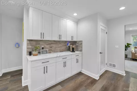 Entry Way - 23118 Beech St, Dearborn, MI 48124 photo 1 of 4