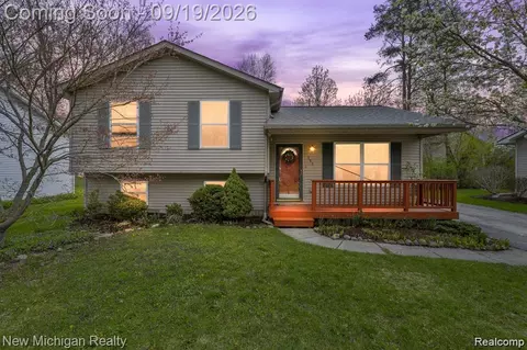 152 Schram Ct, Orion, MI 48362