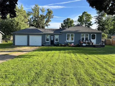 5763 Graves St, Waterford, MI 48327