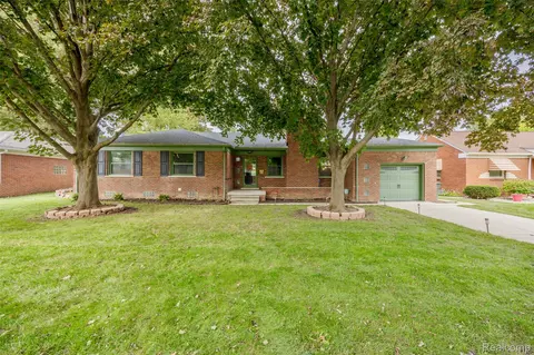 21819 Edgewood St, Saint Clair Shores, MI 48080