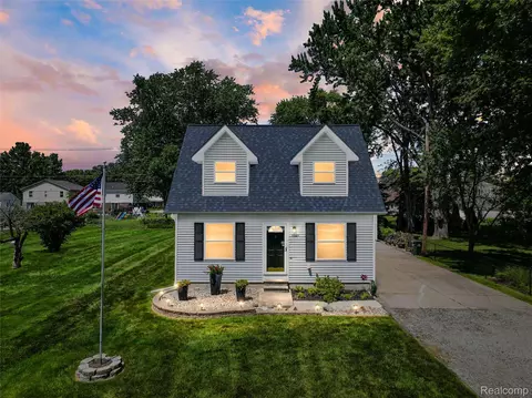 22327 Martin Rd, Saint Clair Shores, MI 48081