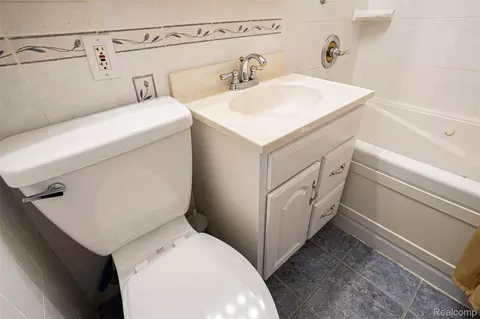 Bath - 425 E Jamieson St, Flint, MI 48505 photo 4 of 7
