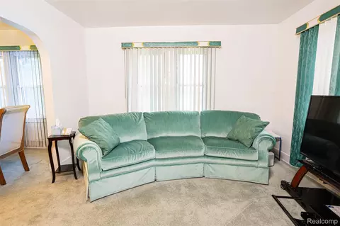 Living - 425 E Jamieson St, Flint, MI 48505 photo 1 of 2