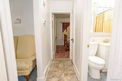 Entry Way - 425 E Jamieson St, Flint, MI 48505 photo 2 of 3