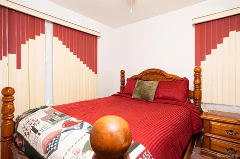 Bedroom - 425 E Jamieson St, Flint, MI 48505 photo 5 of 10
