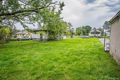 Exterior - 425 E Jamieson St, Flint, MI 48505 photo 5 of 11