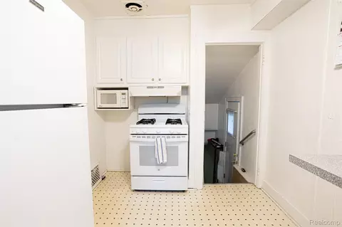 Kitchen - 425 E Jamieson St, Flint, MI 48505 photo 5 of 5