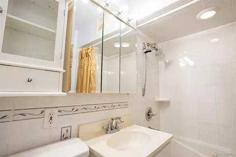 Bath - 425 E Jamieson St, Flint, MI 48505 photo 3 of 7